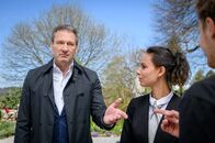 Sturm der Liebe – Vor Vanessa (Jeannine Gaspár, M.) wird Christoph (Dieter Bach, l.) durch Jungpolitiker Max (Stefan Hartmann, r.) auf eine Idee gebracht.