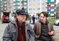 Tatort – SWR Fernsehen TATORT, "Schweinegeld" Uhr. Ritter wurde schwer verletzt. Wie konnte das passieren und wie sollen die Ermittlungen jetzt weitergehen? Weber (Ernst-Georg Schwill, li.) ist ebenso fassungslos wie Stark (Boris Aljinovic).