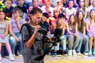 1, 2 oder 3 – Kamerakind Paulina fixiert aufmerksam durch den Sucher die Quizfläche im "1, 2 oder 3"-Studio.