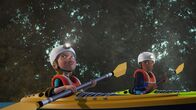 Feuerwehrmann Sam – Hannah und Jodie erkunden zusammen in ihren Kajaks eine Höhle.