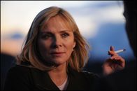 Der Ghostwriter – Mit seiner Assistentin (Kim Cattrall) und einer kleinen Gefolgschaft zieht sich der ehemalige britische Premierminister Adam Lang unter strengsten Sicherheitsvorkehrungen in die USA zurück, um einer Anklage vor dem internationalen Gerichtshof zu entgehen und seine Memoiren zu schreiben ...