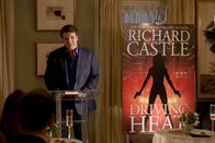 Castle – Stolzer Autor: Castle (Nathan Fillion) bei der Verleihung eines Preises ...