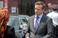 Unforgettable – Ein Mordfall muss aufgeklärt werden: Carrie (Poppy Montgomery, r.) und Eliot Delson (Dallas Roberts, l.) machen sich auf die Suche nach dem Täter ...