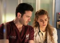 Chicago Med – Chicago Med Schwarzer Montag - Monday Mourning Staffel 2, Episode 17 Er versucht sie abzulenken: Colin Donnell als Connor Rhodes, Rachel DiPillo als Sarah Reese