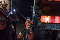 Ice Road Rescue - Extremrettung in Norwegen – ORKANGER, NORWAY - Erik setting up the wire. 