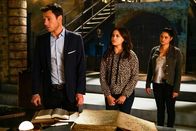 Charmed – (v.l.n.r.) Harry Greenwood (Rupert Evans); Maggie Vera (Sarah Jeffery); Mel Vera (Melonie Diaz)