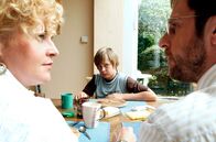Mord mit Aussicht – Dietmar Schäffer (Bjarne Mädel, r.) und Heike Schäffer (Petra Kleinert, l.) haben ein Problem mit ihrem hochbegabten Sohn Kevin (Jasper Smets, M.). Obwohl Kevin ein Stipendium fürs Eliteinternat Lobberich ergattert hat, will er nicht aufs Schloßinternat zu all den reichen Schnöseln.