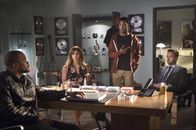 Scorpion – Können Paige (Katharine McPhee, 2.v.l.), Peyton (Scott Mescudi, 2.v.r.) und Toby (Eddie Kaye Thomas, r.) wichtige Informationen zu einem Mord aus Lucky the King (Method Man, l.) herausbekommen?