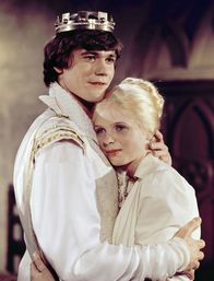 Rapunzel oder Der Zauber der Tränen – Sylvia Wolf als Rapunzel (r.), Dirk Schödon als Prinz.