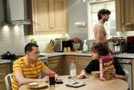 Two and a Half Men – Jake (Angus T. Jones, r.) und Eldridge haben ihren Highschool-Abschluss bestanden und stehen nun vor der Berufswahl. Alan (Jon Cryer, l.) bittet Walden (Ashton Kutcher, hinten), die Jungs in seiner Firma einzustellen, doch der lehnt zunächst strikt ab ...