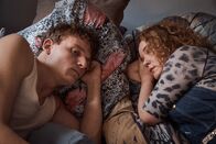 Olivia – Oliver Knöbel (Johannes Hegemann, l.) kann sich immer auf seine treue Freundin Marlene Stelling (Angelina Häntsch, r.) verlassen.