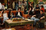 Friends – (v.l.n.r.) Rachel Green (Jennifer Aniston); Monica Geller (Courteney Cox); Chandler Bing (Matthew Perry); Joey Tribbiani (Matt LeBlanc)