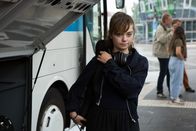 neoriginal: Safe – Hanna (Ella Lee), die zu ihrem Vater Tom ziehen wird, kommt mit dem Bus in Berlin an.
