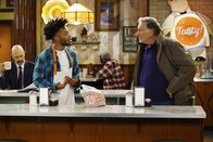 Superior Donuts – (v.l.n.r.) Fawz (Maz Jobrani); Franco (Jermaine Fowler); Arthur (Judd Hirsch)