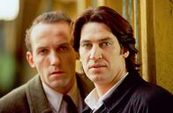 Kommissar Rex – Kommissar Richie Moser (Tobias Moretti, re.) und Ernst Stockinger (Karl Markovics) klären den Tod eines Mädchens im Schwimmbad auf.