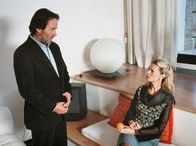 Donna Leon – Commissario Brunetti (Uwe Kockisch) vernimmt die Verdi-Sängerin Flavia Petrelli (Leslie Malton).