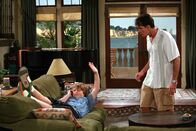 Two and a Half Men – Jake (Angus T. Jones, l.) hat eine Freundin und tauscht mit ihr am Telefon sexuelle Anspielungen aus. Charlie (Charlie Sheen, r.) kann es nicht fassen ...