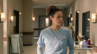 Doktor Ballouz – Carla (Haley Louise Jones) guckt durch ein Fenster in das Krankenzimmer von Frau Karst.