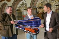Die Rosenheim-Cops – Die Kommissare Korbinian Hofer (Joseph Hannesschläger, li.) und Sven Hansen (Igor Jeftic, re.) ermitteln in der Musikakademie und befragen den Tobias Ferber (Lukas Nathrath, mi.).