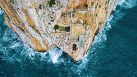 Lost Places – Porto Flavia ist Ingenieurskunst vom Feinsten: Die Aufgabe bestand darin trotz widriger Bedingungen riesige Materialmengen mit Schiffen abzutransportieren.