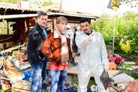 München Mord – Dr. Heise (Ercan Karacayli, r.) flirtet mit Angelika Flierl (Bernadette Heerwagen, M.) während er sie und ihren Kollegen Harald Neuhauser (Marcus Mittermeier, l.) über die Mordmerkmale aufklärt und an die Kollegen verweist.