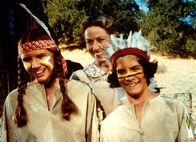 Unsere kleine Farm – Albert Ingalls (Matthew Laborteaux, r.) und seine Schwester Laura (Melissa Gilbert, l.) stellen stolz ihrem Vater die Kostüme für den Maskenball vor. Mutter Caroline (Karen Grassle, M.) freut sich mit ihnen.