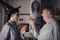 Father Brown – Father Brown (Mark Williams, r.) lässt sich in die psychiatrische Klinik einweisen, um vor Ort im Fall der mysteriösen Tode zu ermitteln. Er freundet sich dabei mit dem Patienten Jeremy (Kenny Wyton, l.) an.