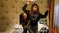 Freund oder Feind. Ein Krimi aus Passau – Frederike (Marie Leuenberger, links) durchsucht das Zimmer und Mia (Nadja Sabersky) nach Gras und Pillen.