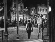 Der Stern des Gesetzes – Morg Hickman (Henry Fonda, vorne r.) hält sich im Hintergrund, während Sheriff Ben Owens (Anthony Perkins, vorne l.) dem Anführer des Lynchmobs, Bart Bogardus? (Neville Brand, hinten links alleine stehend) Paroli bietet.