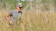 Die Pythonjäger - Einsatz in den Everglades – Gary Clark läuft durch die Prärie