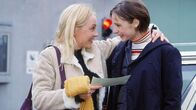 Hinter Gittern - Der Frauenknast – Bea (Sonia Farke, li.) freut sich sehr über Ninas (Tine Worch) Geschenk: ein Besuchsschein für Reutlitz, um Walter sehen zu können.