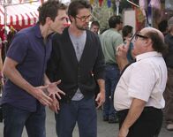 It's Always Sunny in Philadelphia – Als auch Mac (Rob McElhenney, M.) und Frank (Danny DeVito, r.) das ganz besondere System von Dennis (Glenn Howerton, l.) testen wollen, kommt es zum Chaos ...