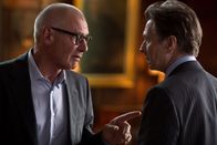 Paranoia - Riskantes Spiel – Die Firmenchefs Jock Goddard (Harrison Ford, l.) und Nicholas Wyatt (Gary Oldman, r.) sind erbitterte Rivalen, die sich bis aufs Blut bekämpfen ...