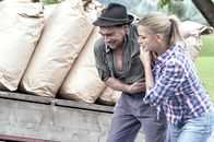 Der Bergdoktor – Arthur (Martin Feifel, l.) hat sich bei der Hofarbeit übernommen. Anne (Ines Lutz, r.) macht sich Sorgen um ihren Vater.