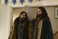 What We Do in the Shadows – Laszlo (Matt Berry, l.); Nandor (Kayvan Novak, r.)