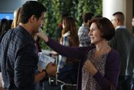 Scorpion – Als sich der Gesundheitszustand von Megan verschlechtert, reisen Louise (Pamela Shafer, r.) und Sean an. Für Walter (Elyes Gabel, l.) ist es eine seltsame Situation, seine Eltern nach so langer Zeit wiederzusehen ...