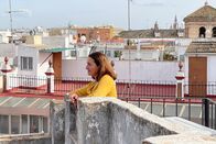 Algorithmen - Die unberechenbare Gefahr – Algorithmen-Opfer Macarena Garcia Perez: Als sie wegen häuslicher Gewalt zur spanischen Polizei geht, gibt ein Algorithmus eine Risikobewertung ab, die über die polizeilichen Maßnahmen entscheidet.