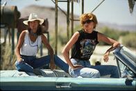 Thelma & Louise – Schon längst keine braven Hausfrauen mehr: Thelma (Geena Davis, r.) und Louise (Susan Sarandon, l.) haben ihr bürgerliches Leben über Bord geworfen.