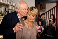 Familie inklusive – Amüsiert beobachten die Geschwister Saskia (Leslie-Vanessa Lill, hinten re.), Florian (Benedikt Hösl, hinten Mitte) und Benni (Jannik Brengel), wie Peter (Michael König) und Katharina (Uschi Glas) turteln.