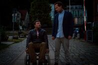 Notruf Hafenkante – Dr. Lindberg (Hardy Krüger Jr., l.) bringt Andreas Wagner (Niels Bruno Schmidt, r.) an die Stelle, an der er überfahren wurde und hofft, dass Wagner sich dadurch wieder erinnern wird.