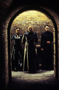 The Matrix Revolutions – Nehmen den Kampf gegen die Maschinen auf: (v.l.n.r.) Trinity (Carrie-Anne Moss), Morpheus (Laurence Fishburne) und Neo (Keanu Reeves) ...