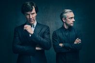 Sherlock – Eine Videobotschaft lässt Meisterdetektiv Sherlock am Tod seines Rivalen Moriarty zweifeln: Hat Moriarty diese vorher aufgezeichnet - oder tatsächlich auf mysteriöse Weise überlebt? Nun sehnt Sherlock ungeduldig den nächsten Schachzug des raffinierten Verbrechers herbei. Leider lässt dieser auf sich warten. - Sherlock (Benedict Cumberbatch) und Watson (Martin Freeman) zweifeln an Moriartys Tod.