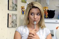 Anna und die Liebe – Anna (Jeanette Biedermann) beobachtet Jonas und hofft, dass ihr Geheimnis nicht verraten wird ...