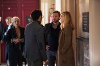 The Perfect Mother – Vor der Verhandlung beraten sich Élisabeth (Frédérique Tirmont, l.), Vincent (Tomer Sisley, 2.v.l.), Matthias (Andreas Pietschmann, 2.v.r.) und Hélène (Julie Gayet, r.).