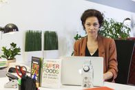 Servus Reportage – Heidelinde Neuburger am Recherchieren vom PC