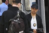 Navy CIS – Torres (Wilmer Valderrama, r.) und McGee (Sean Murray, l.) am Tatort: Warum stürzte Agent Erin Hill vom Dach des Hochhauses?