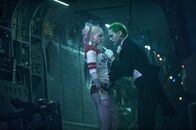 Suicide Squad – Dr. Harleen Quinzel / Harley Quinn (Margot Robbie) und Joker (Jared Leto).