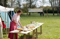Die Durrells auf Korfu – Louisa (Keeley Hawes) sorgt beim Cricketturnier für die Verpflegung.