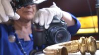 Die Gier nach Gold – Archäologin Barbara Armbruster untersucht die Goldschmiedekunst der Kelten am goldenen Torque von Mailly-Le-Camp.