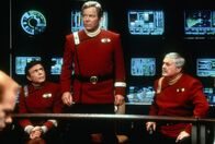 Star Trek VII - Treffen der Generationen – Ehrengäste auf dem Jungfernflug der "Enterprise B": Chekov (Walter Koenig, r.), Kirk (William Shatner, M.) und Scotty (James Doohan, l.) ...